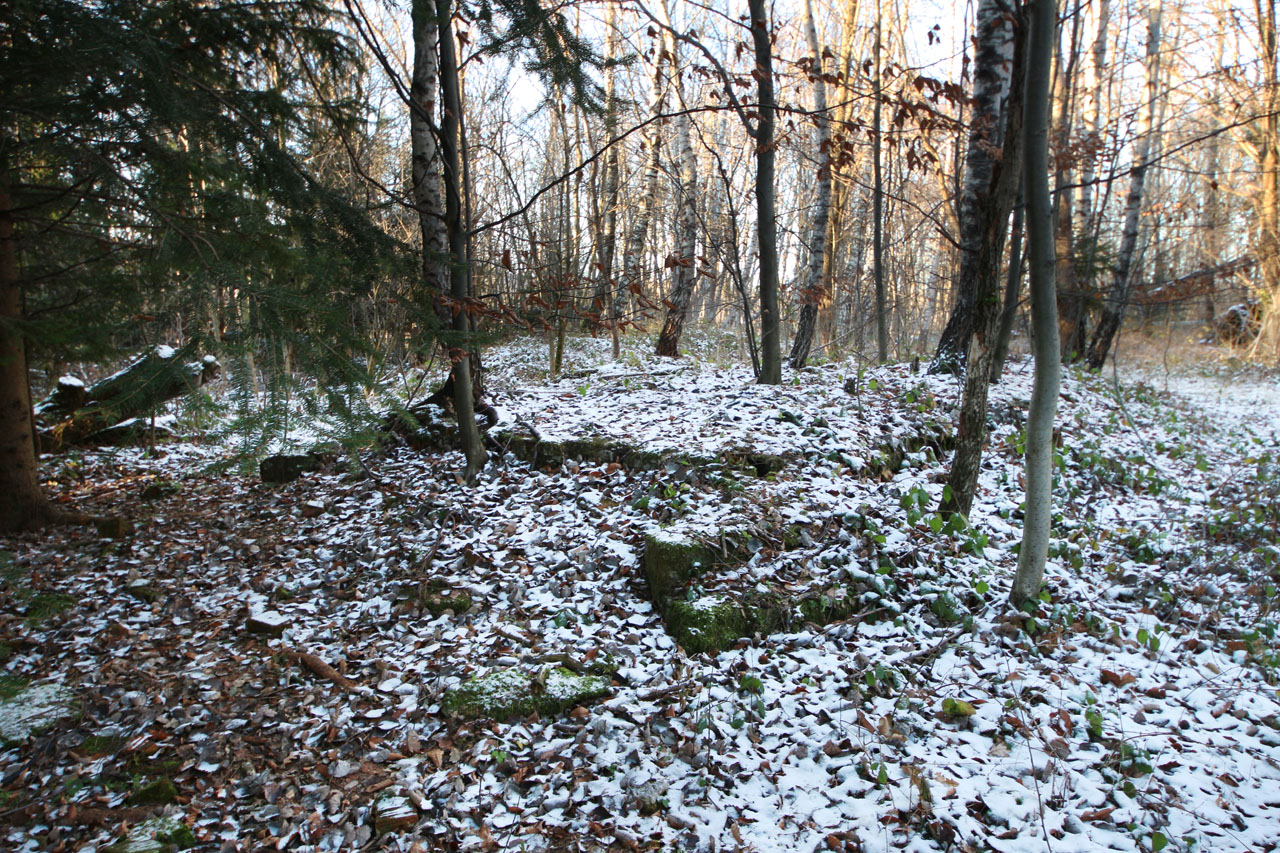 Další, větší základ, pravděpodobně provozní budovy železnice nebo jiné stavby. Na leteckých snímcích není pod korunami stromů dobře patrná.