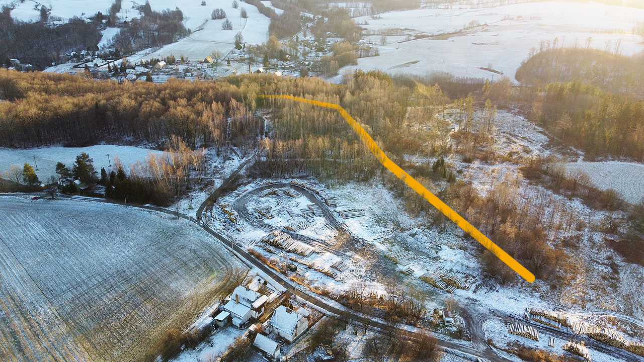 Zakreslená předpokládaná trasa úzkokolejky. Od horního konce pravděpodobně pokračovaly ještě manipulační koleje výše i do dalších stran překladiště. Od roku 1956 zde provoz zajišťovala dieselová lokomotiva.