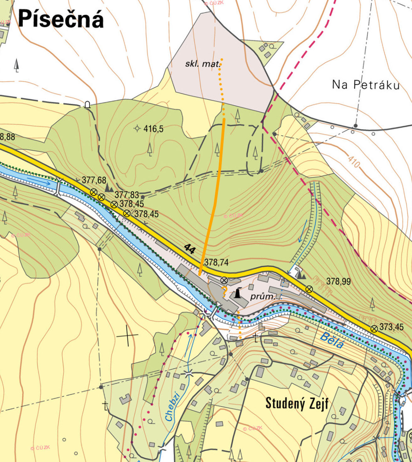 Mapa papírny a okolí z roku 2020. Číst drážky vystopovatelná v terénu je zakreslena plnou čarou, tečkovaně jsou předpokládané úseky. Konec úzkokolejky se i v současnosti nachází uprostřed skládky dřeva.