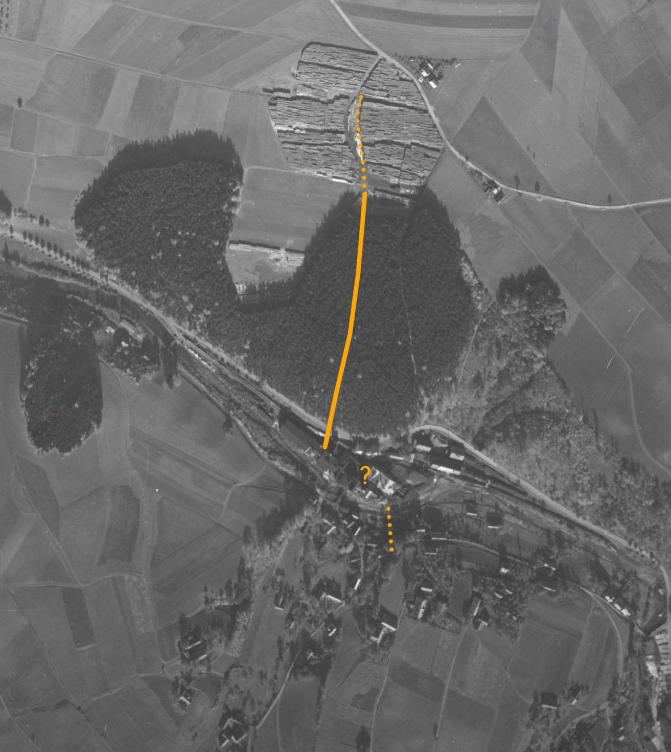Úzkokolejka na leteckém snímku z roku 1946. Obří skládka dřeva nad papírnou je dobře patrná.