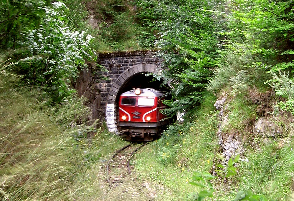 Jedním z plejády tunelů pod stanicí Аврамово právě projíždí odpolední osobní vlak do Септември.