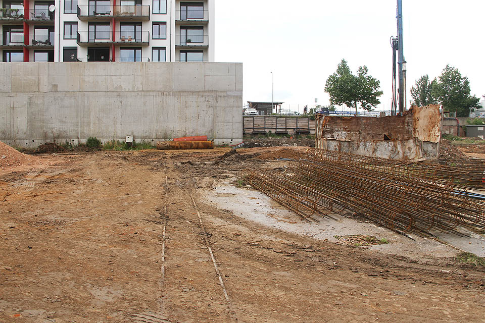 Západnější z obou západních kolejí dnes vede kolmo ke zdi prvního domu na nově vzniklé ulici U Červeného mlýna z roku 1995.