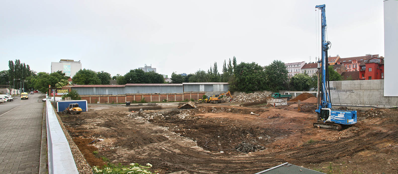 Pohled na staveniště v polovině května 2018. Zbytkům úzkokolejky odtikávají doslova poslední hodiny života.