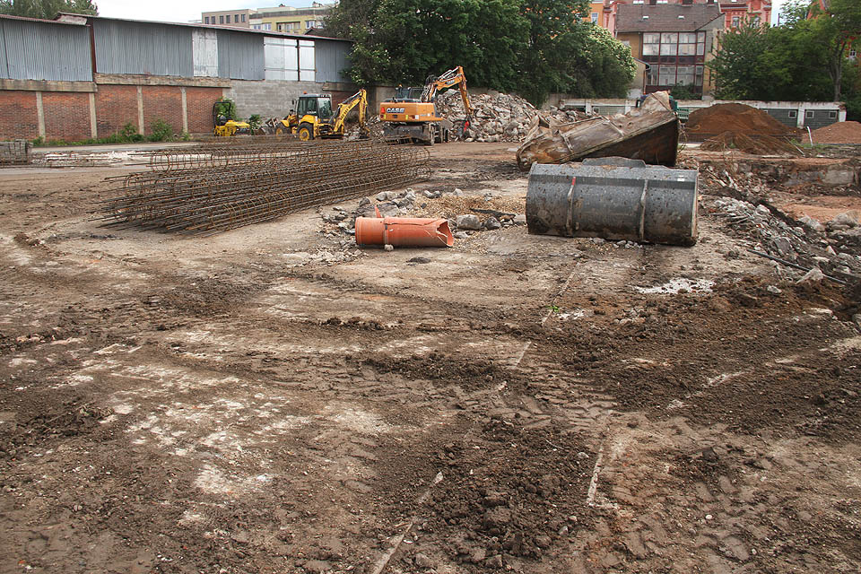 Jaký musel být kdysi výhled z krytých pavlačí domů na Staňkově ulici dolů na hemžení v továrně, kde dělníci tlačili ručně po kolejích úzkokolejné vozíky!