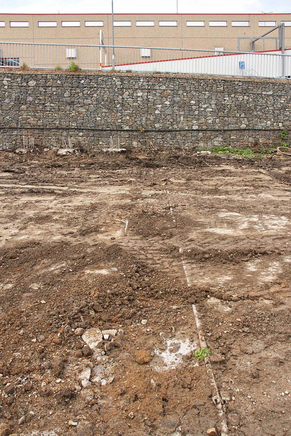 Do roku 2006, než vyrostla napříč továrním pozemkem betonová, gabiony obložená zeď a na ní obchodní dům Kaufland, byly jižní koleje drážky asi o 20 m delší a končili v křoví opuštěného koutu fabriky.