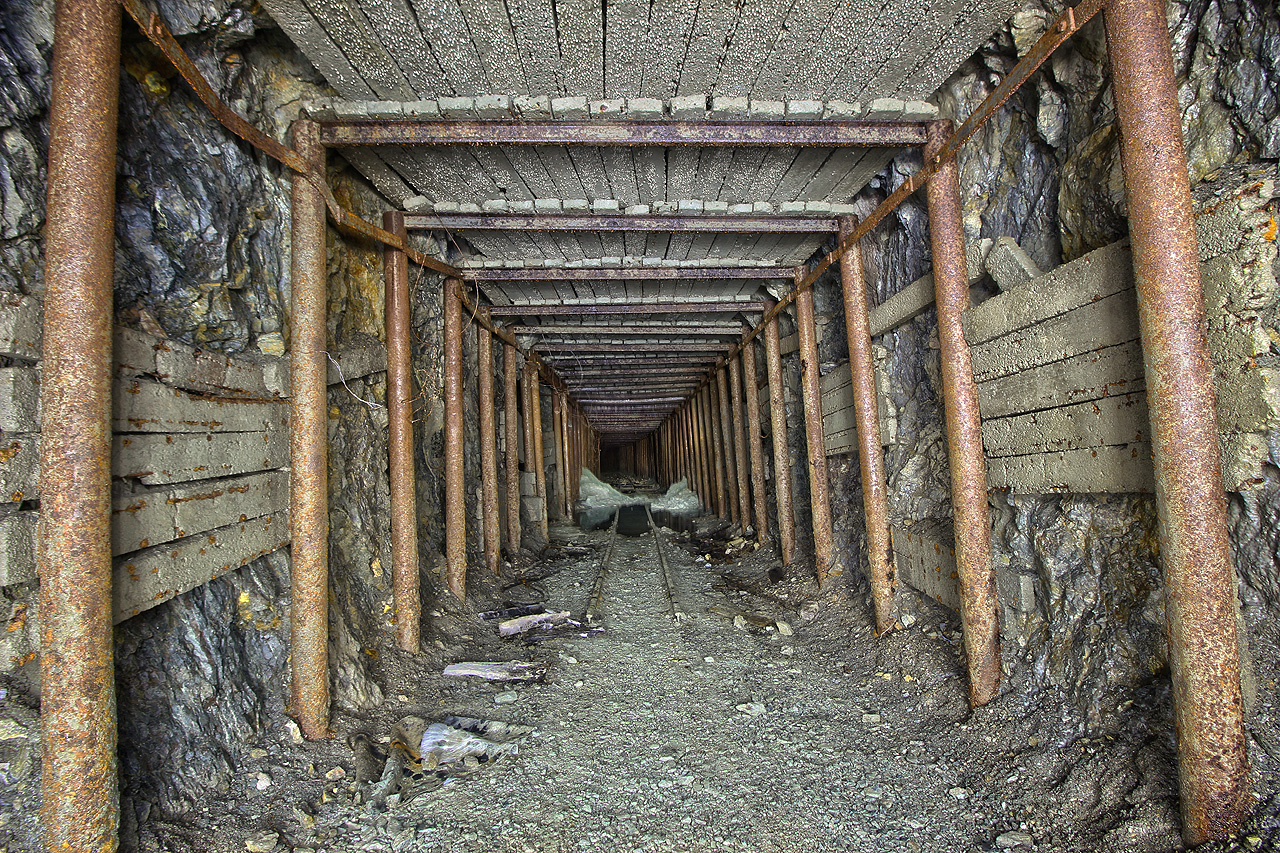 Úzkokolejka v tramvajové štole