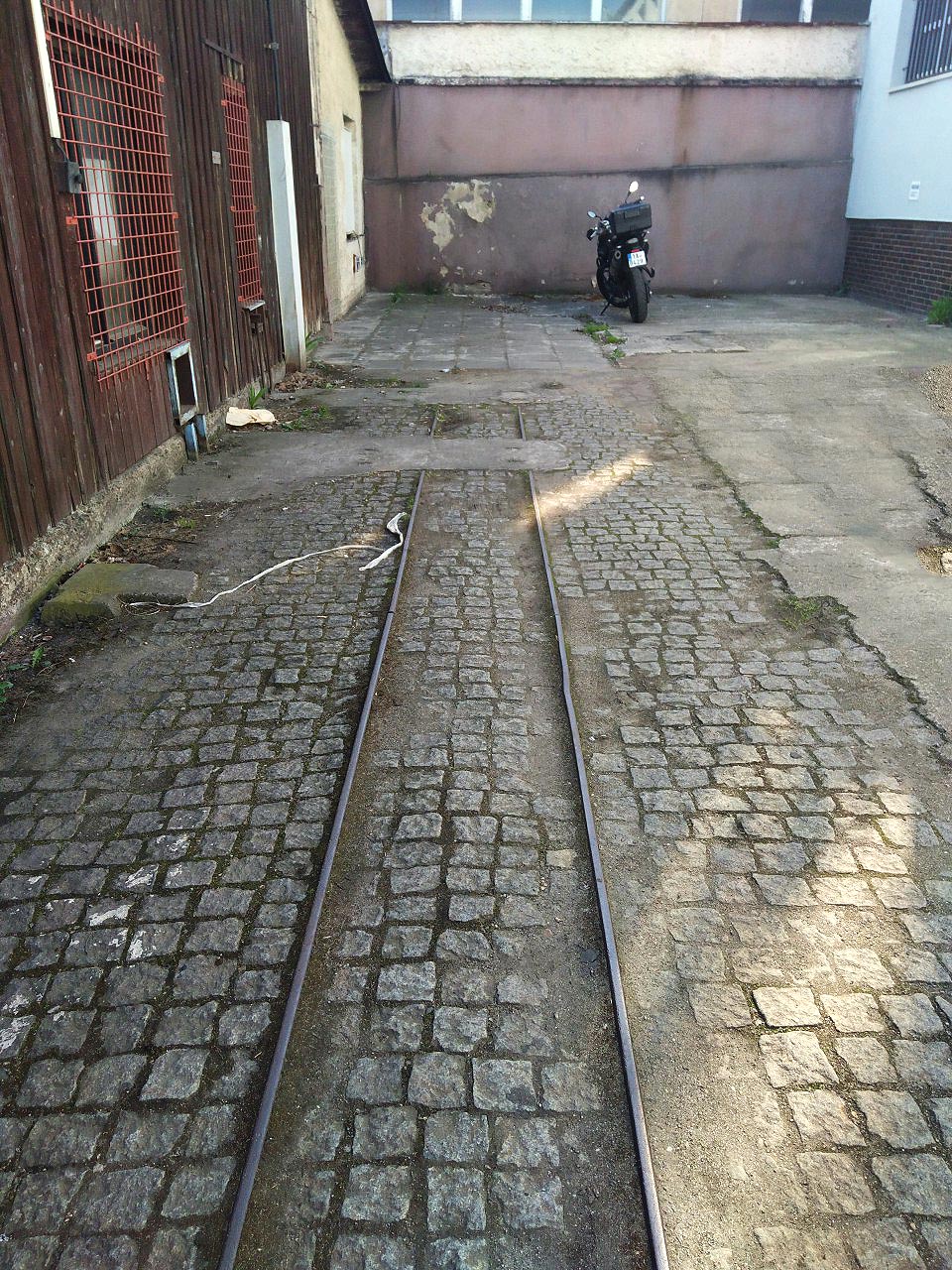 Kolej je tvořená poměrně lehkoprofilovými kolejnicemi a zřejmě sloužila pro ruční tlačení vozíků se zbožím.