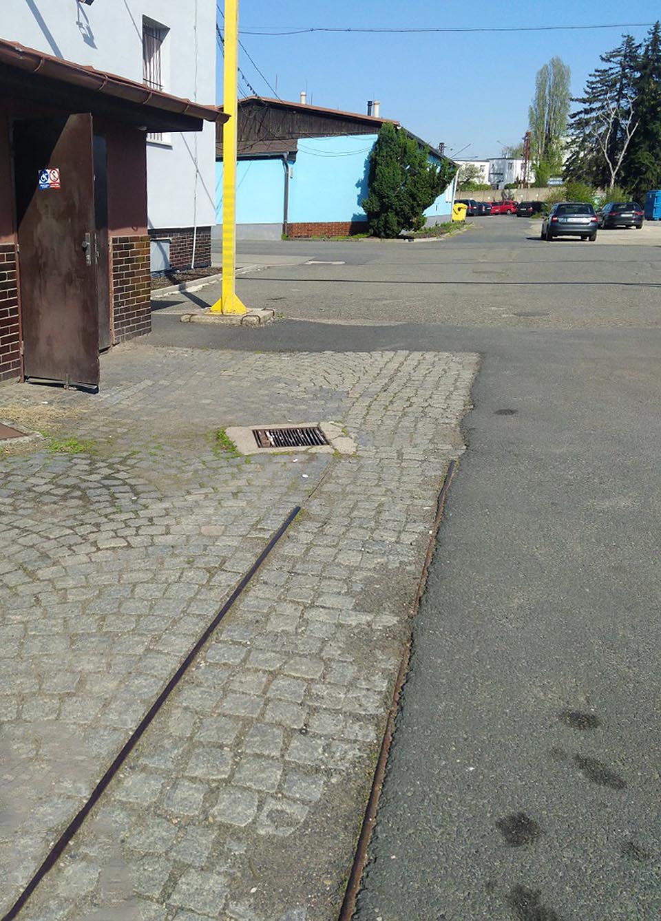 Areál je, stejně jako celá ulice, obklopen z obou stran železničními tratěmi - nález kolejí by tak zde neměl nikoho překvapit.