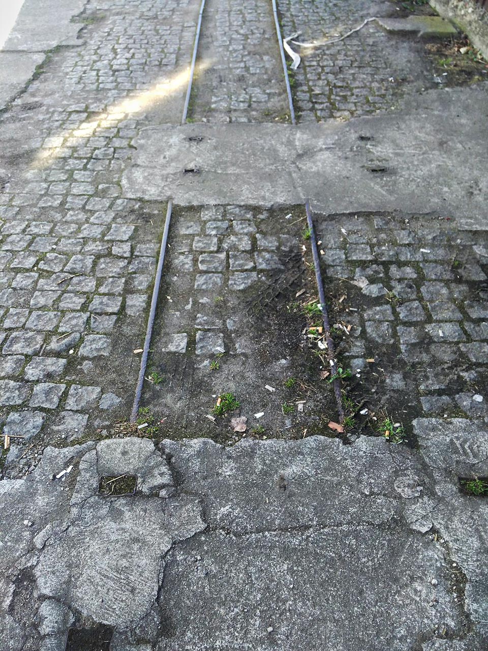 Ve většině své délky je kolejka zasazená do dlažby, pravděpodobně na místě původní.