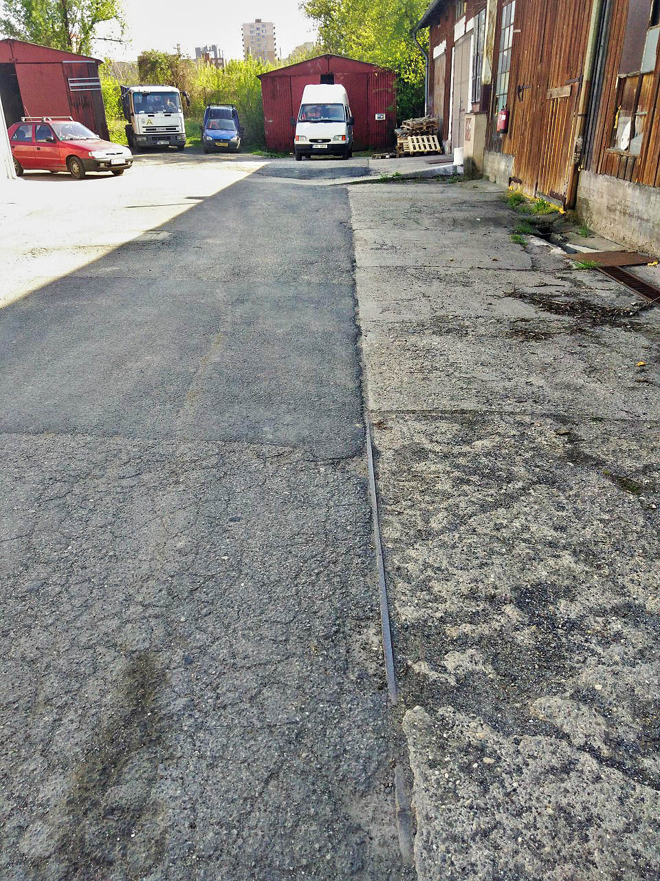 Druhá, hůře identifikovatelná kolej vede kolmo první - přímo k jihu podél dřevěného baráku.