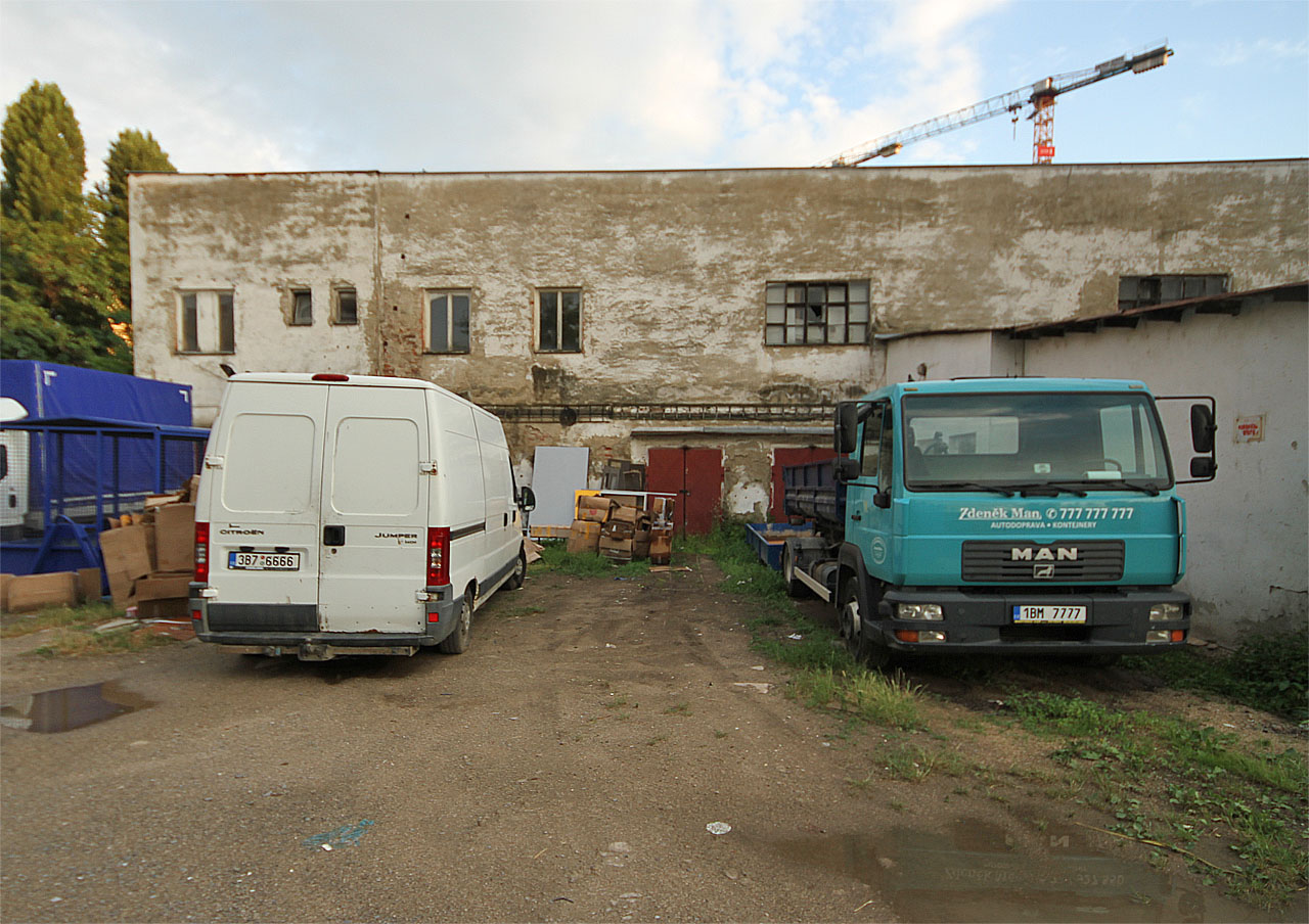 Dvouposchoďová budova ve dvorním traktu domu Rumiště 7 je zřejmě jedním z pozůstatků desítek brněnských textilek po obou březích Svitavského náhonu. Dvůr Rumiště 7 patřil již v roce 1850 barevně Wilhelm Georg Van den Bruch a Mathias Donheimer, tedy provozu značně náročnému na vodu. Vedlejší dvůr Rumiště 5 využívaly firmy Adolf Franz Schmal a později Felix Bochner pro výrobu vlněného zboží. Dvory byly propojeny a pila zde byla vybudována zřejmě až po 2. světové válce.