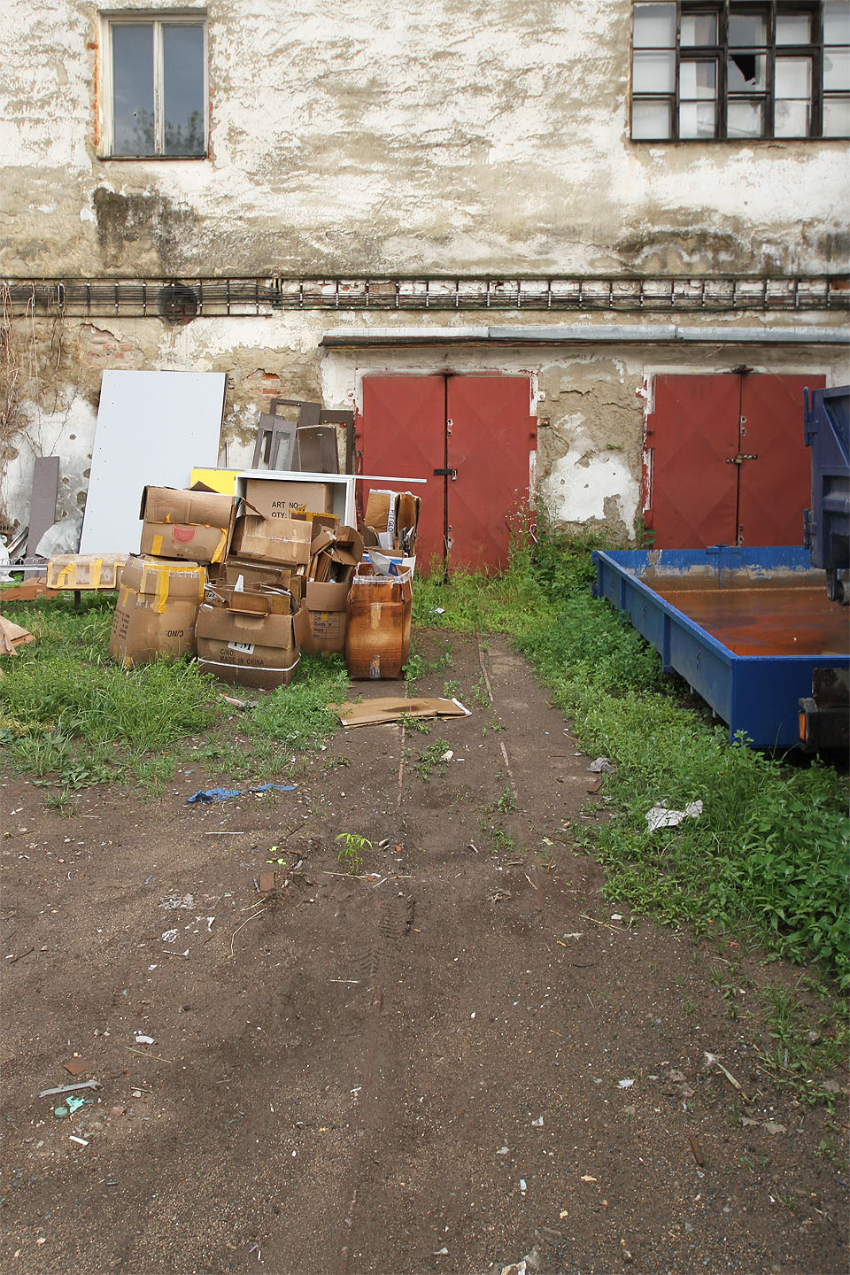 Přestože to nelze vyloučit, je výskyt úzkokolejných drážek v textilních továrnách spíše vzácností. Přímý směr koleje a její poloha uprostřed vrat naopak jasně napovídá, že šlo o kolej zajišťující rovnoběžný přísun řeziva ke katru.