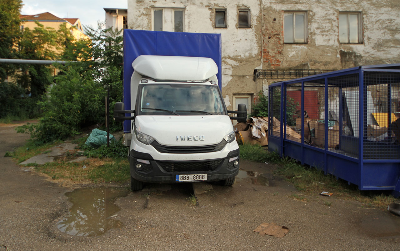 Třetí, nejvýchodnější kolej vykukuje zpod nákladního auta. Nejen zde převzala funkci úzkokolejek vozidla s gumovými koly.