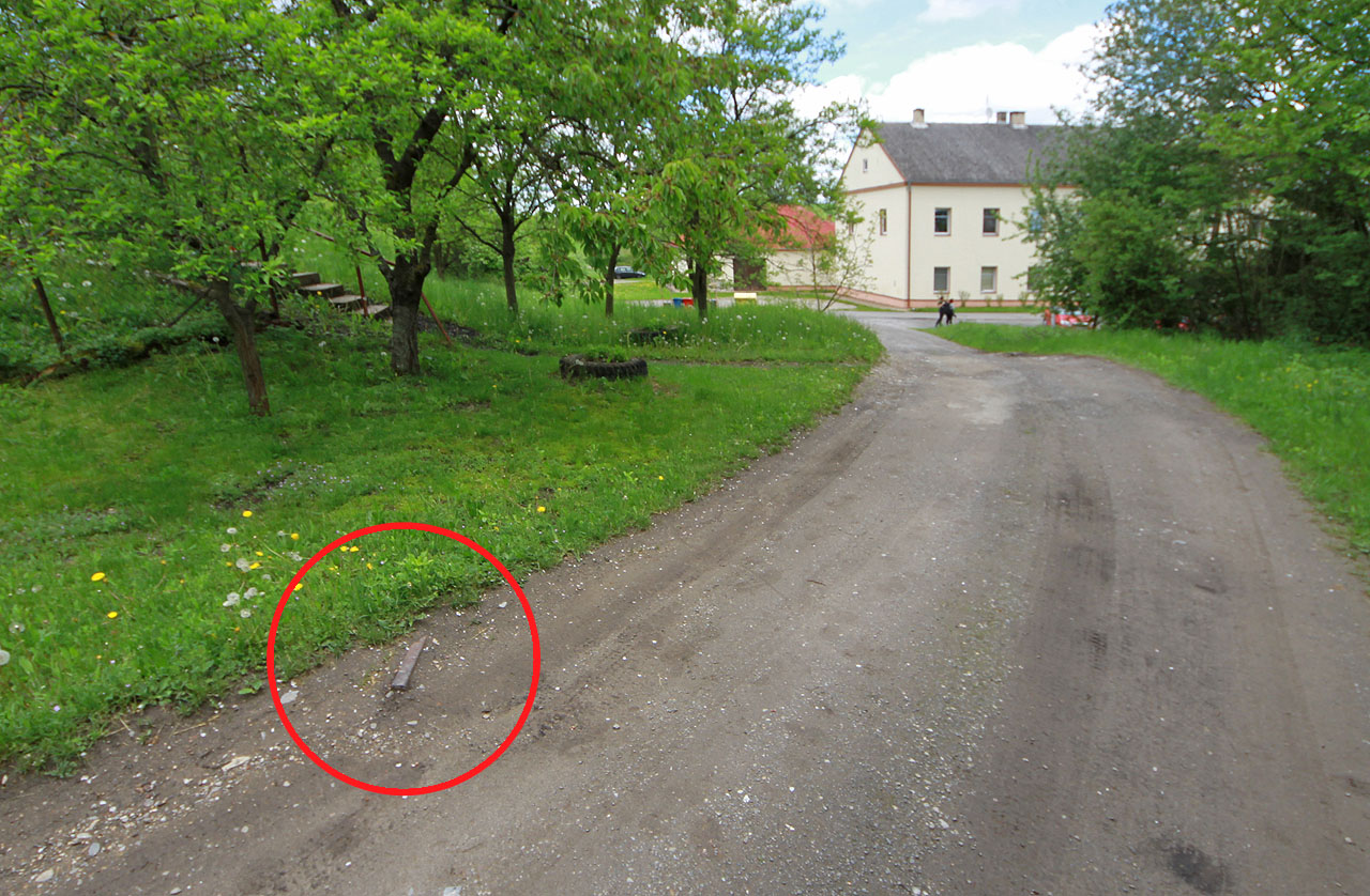 Úzkokolejky sloužily po celou dobu provozu vápenky k dovozu vápence, těženého v okolních lomech, do továrny. Po úzkých kolejích se do pece vozilo i uhlí. Dodnes lze v okolí vápenky narazit na připomínky romantických průmyslových železniček.
