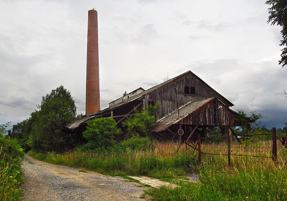 Bývalá vápenka v Rakovicích stojí v těsné blízkosti severovýchodního okraje obce Čimelice u nádraží a chátrá.