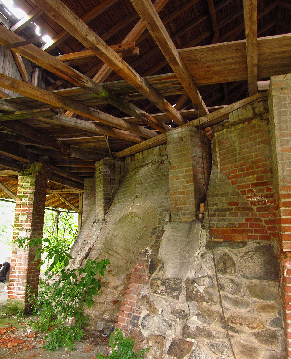 První patro pravděpodobně sloužilo k ukládání materiálu - výstupního a možná i vstupního.