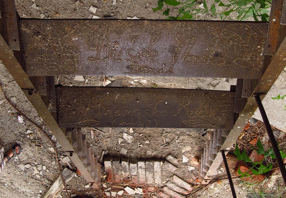 Záhadné nápisy na několika zbylých ocelových schodech. Kdo je šerif, si umím představit, co ale znamená slovo kovaš?