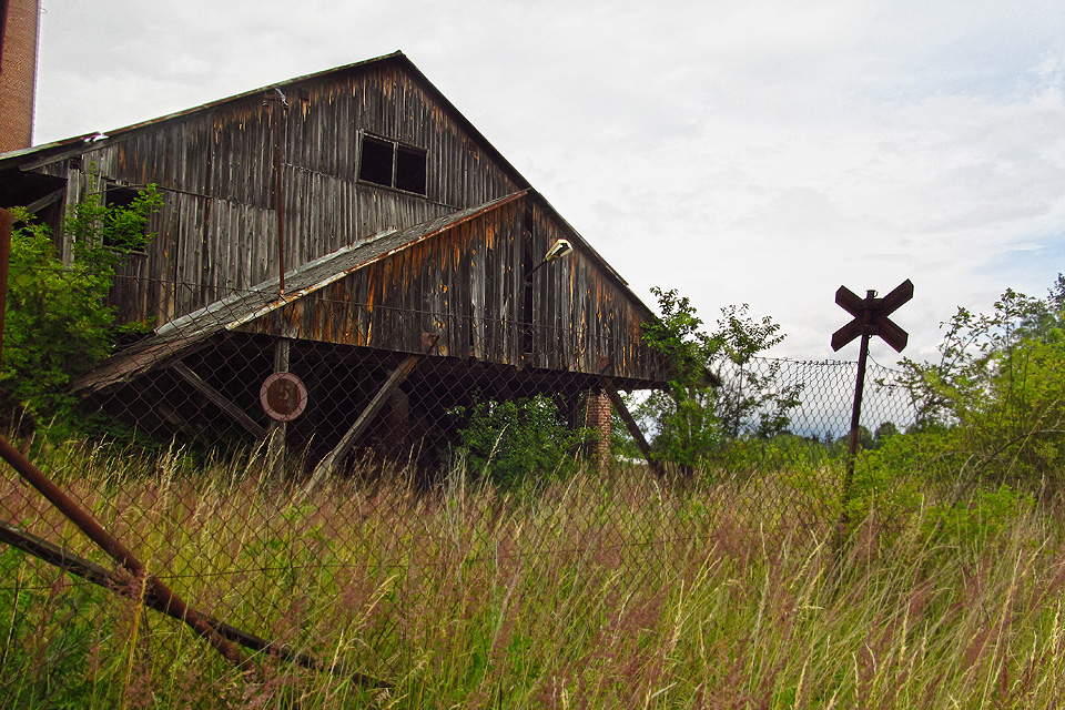 Místy připomíná zarostlá vápenka obrázky z dějin USA. Pocit, že se člověk právě ocitl na divokém západě umocňuje step za vápenkou s rybníky stejně jako osamělá stanice v popředí.