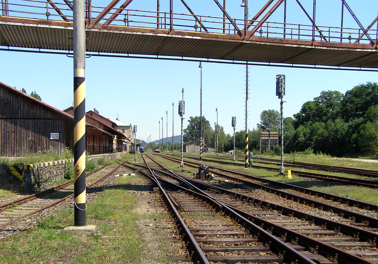 Pohled na kolejiště stanice Varnsdorf v roce 2017 od západu od křižovatky ulic Doparvní a Nádražní.