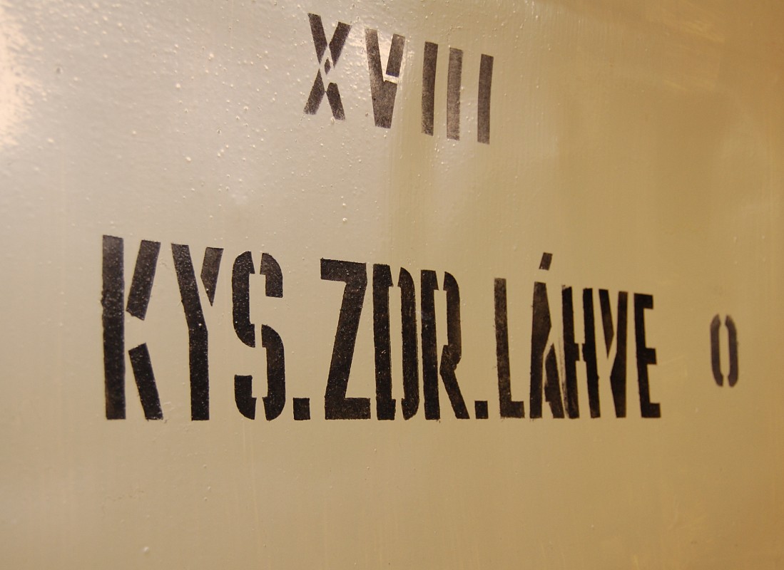 Dveře do skladu kyslíkových lahví. V Adamově byli připraveni takřka na všechno.