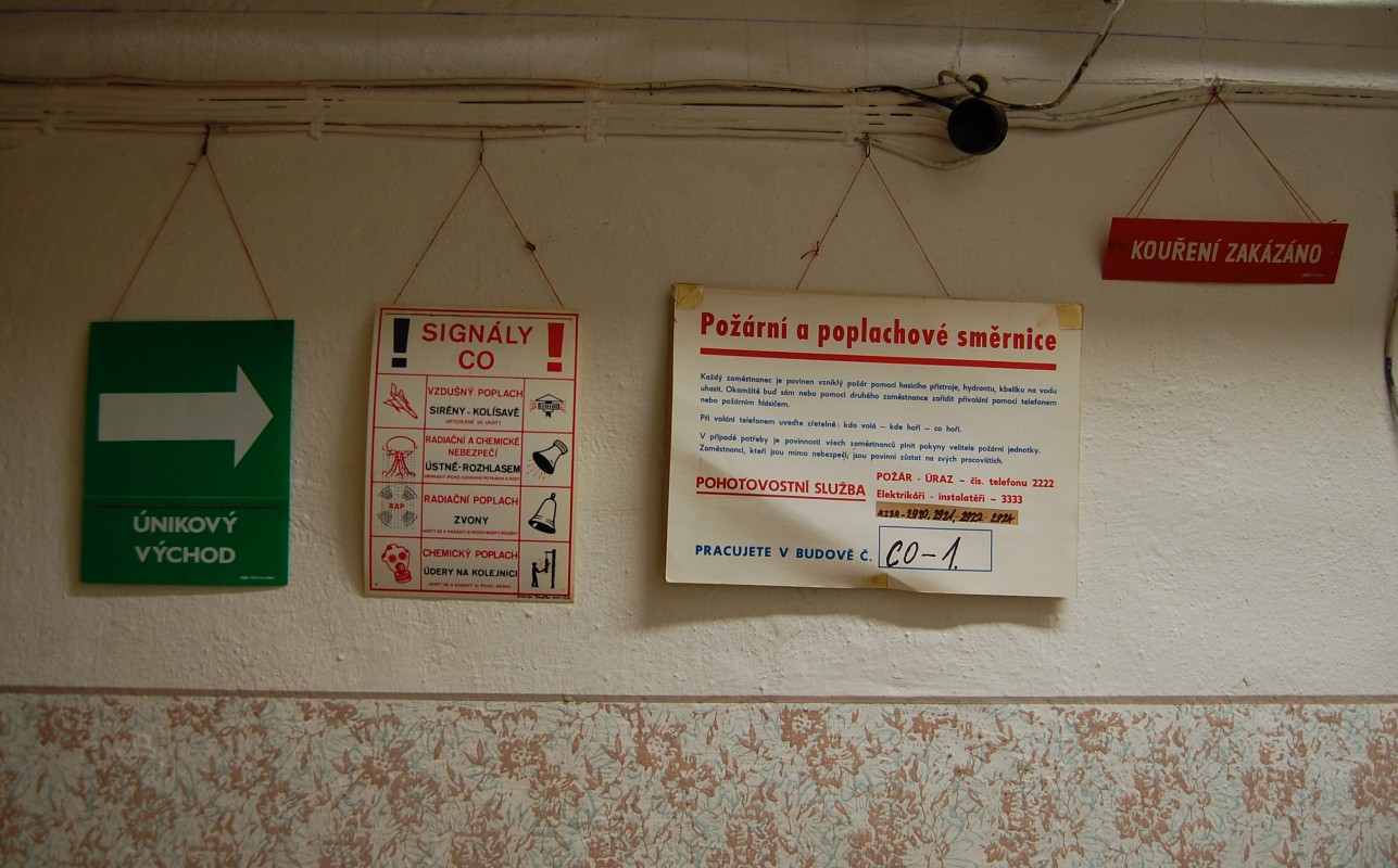 Krytů civilní obrany je v Adamově celá řada. První vznikaly již za 2. světové války, nicméně ty skutečně zajímavé pochází až z války studené. Velitelský kryt je nejstarší a současně nejzajímavější. Označen je kódem CO-1.