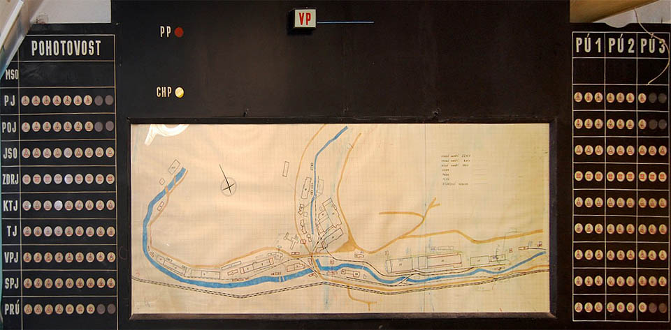 Plán východní části Adamova na velitelském stanovišti je cenný hned z několika důvodů. Zobrazuje město zhruba na konci 70. let 20. století, kdy továrna dosáhla svého největšího rozmachu a zachycuje současně starou i novou podobu vlečkové sítě strojíren. Po krátkou dobu několika let skutečně vedly v Adamově koleje skoro všude.