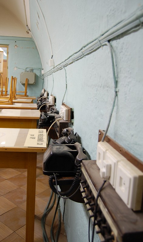 Telefony pro spojení s kryty v ostatních částech závodu byly v roce 2009 ještě plně funkční. Do Dobrušky ani do Cvikova jsme se nicméně dovolat nepokoušeli.