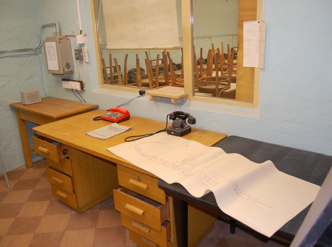 Odsud by v případě útoku na Adamov probíhalo velení tomu, co zbylo ze strojíren a města okolo nich. Dva telefony na stole a štáb telefonistů za skleněnou přepážkou, žádné počítače, žádná potrubní pošta.