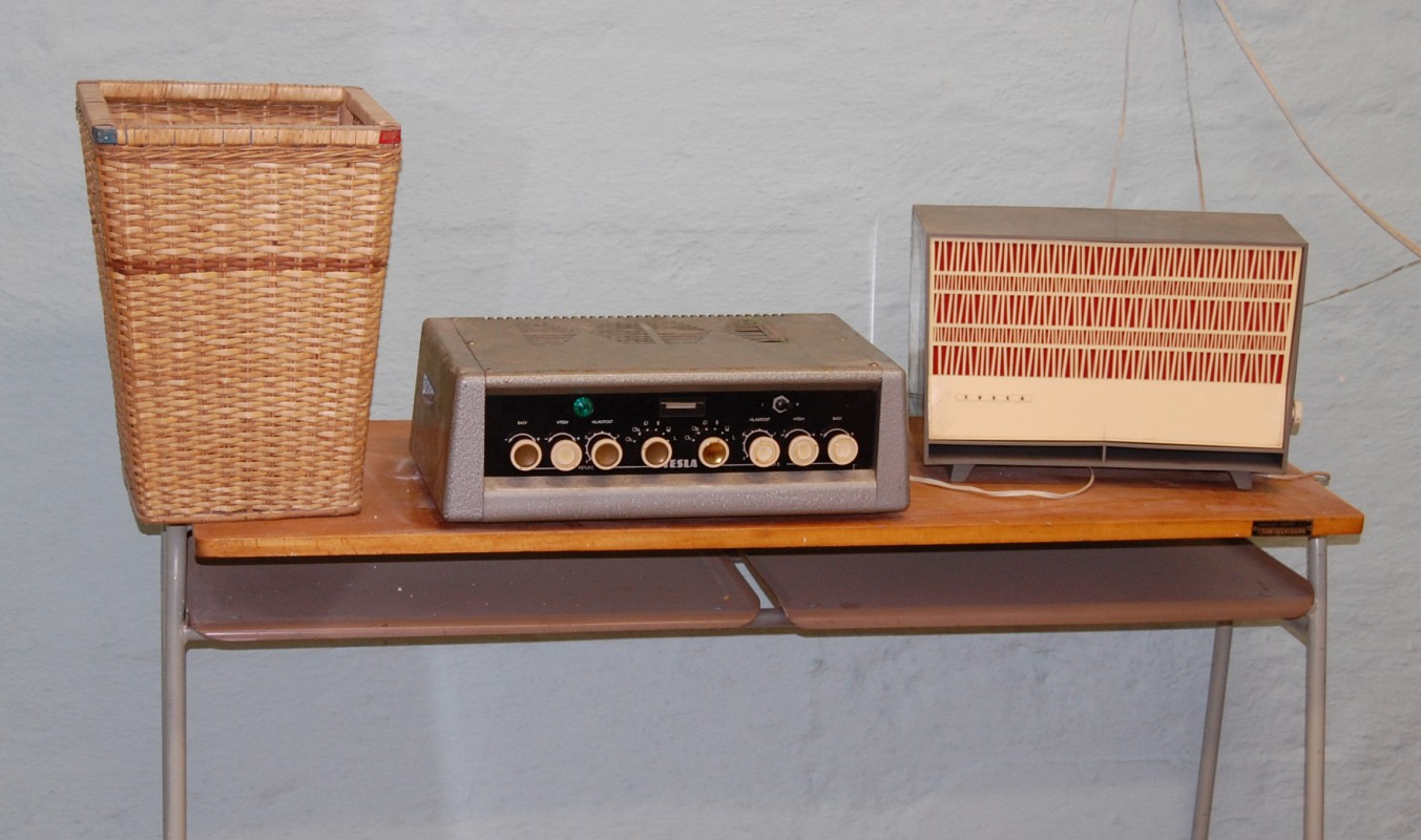 Úkrytový rozhlas a celozávodní rozhlas po drátě (oba značky Tesla) musí být v provozu po celou dobu pobytu v krytu. Jejich vypnutí je zakázané!