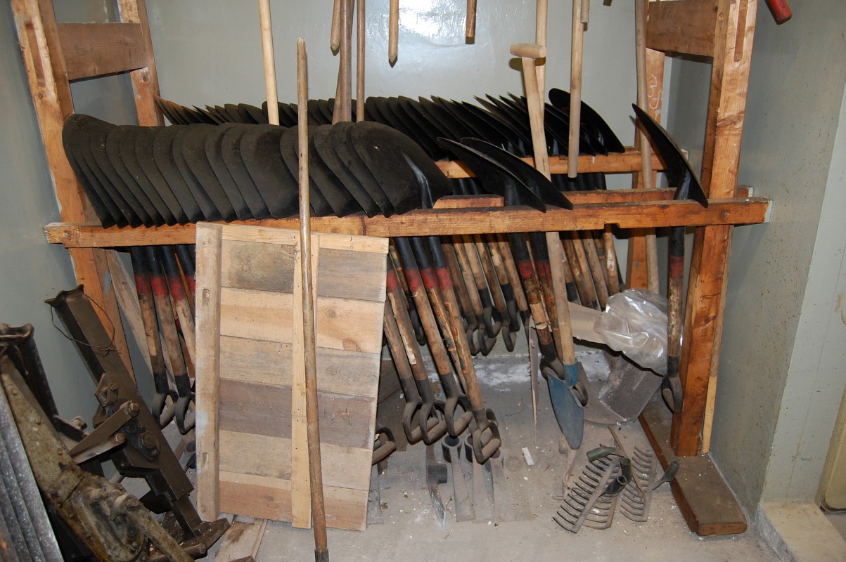 Lopat sice nejsou 300, ale minimálně dospělí mužové by se při odkopávání zavalených vchodů zřejmě slušně zapotili. Doufejme, že už nikdy nebudou zapotřebí!