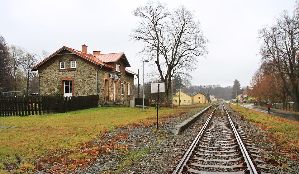 Původně měla železniční stanice Velká Štáhle 3 koleje. Stejně jako ostatní budovy na trati, je i zdejší výpravní budova kamenná a neomítaná. Dnes je z ní soukromý rodinný dům.