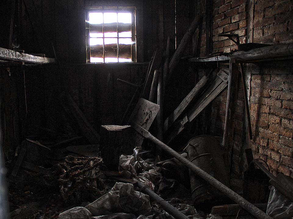 Letmý pohled do klasického nádražního skladiště. Na návěsti padá prach, který znamená věčnost.