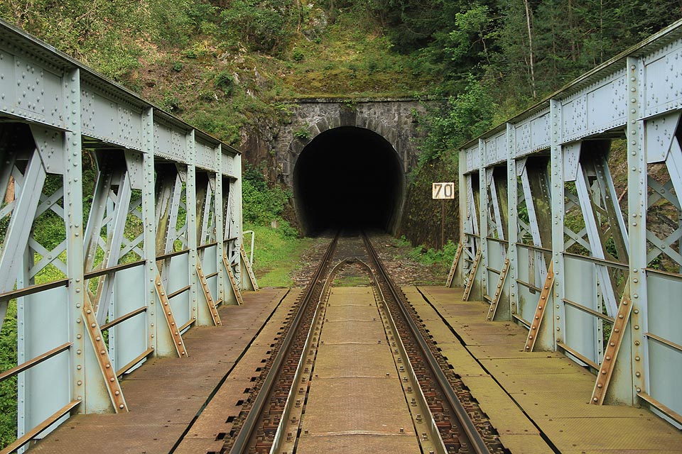 Velkým Plasským tunelem mohou vlaky projíždět rychlostí 70 km/h.