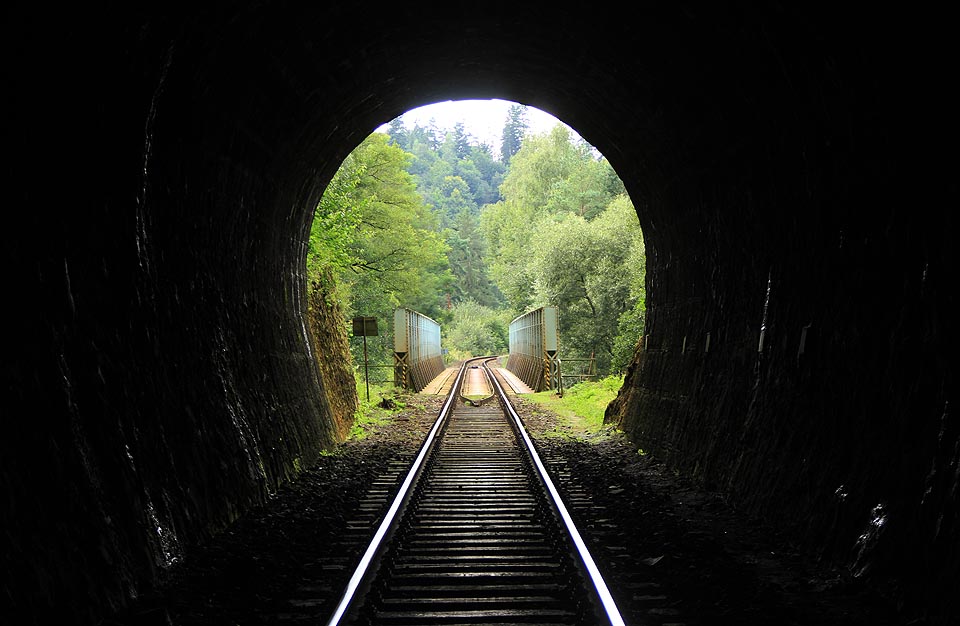 Pohled zpět k severu na most přes řeku Střelu a oblouk se zastávkou Horní Hradiště.