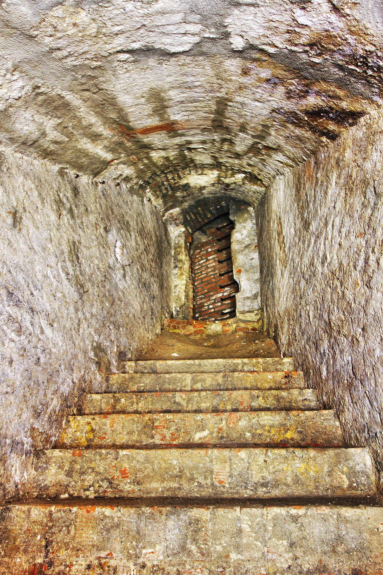Jižní vstup je po rekonstrukci provedené v roce 2016 tvořen svislou šachtou z povrchu náměstí, vybavenou stupni pro sestup. Na ni navazuje původní schodiště v dezolátním stavu.