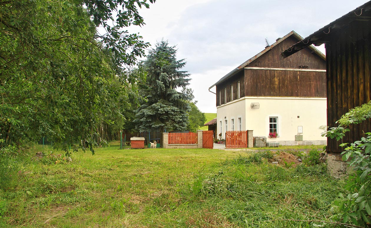 Pohled na totéž místo zhruba o 40 let později. Z výpravní budovy je rodinný dům, na místě kolejiště se nachází bedlivě střežená zahrádka.