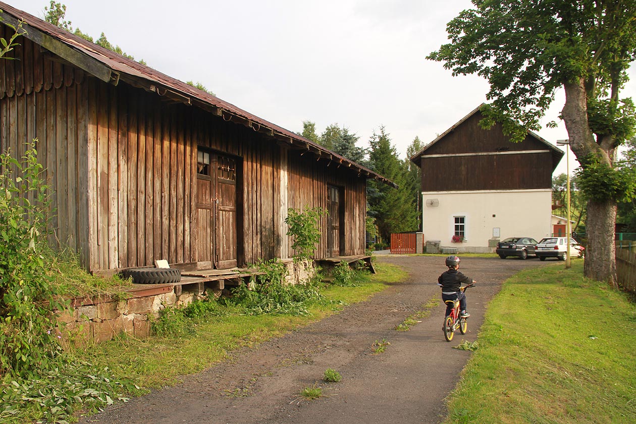 Na bývalém nádraží je stále rušno. Ze strany od města by člověk čekal, že uslyší každou chvíli houkání vlaku.