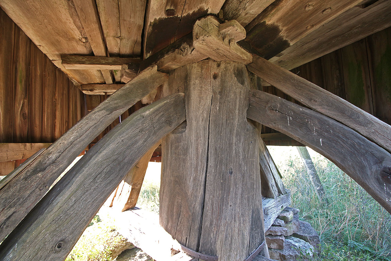 Středový sloup, na kterém lze celý mlýn otáčet, se nazývá tatík nebo otec. Jeho šikmé vzpěry pak apoštolové. Všechny spočívají na základovém kříži (též podešvi).