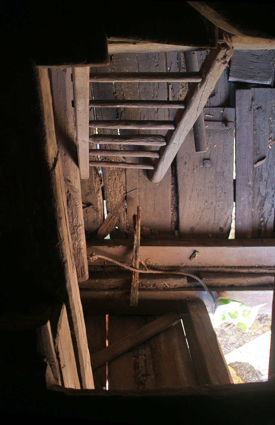 Z dolního do horního patra se dá dostat pouze po žebříku.