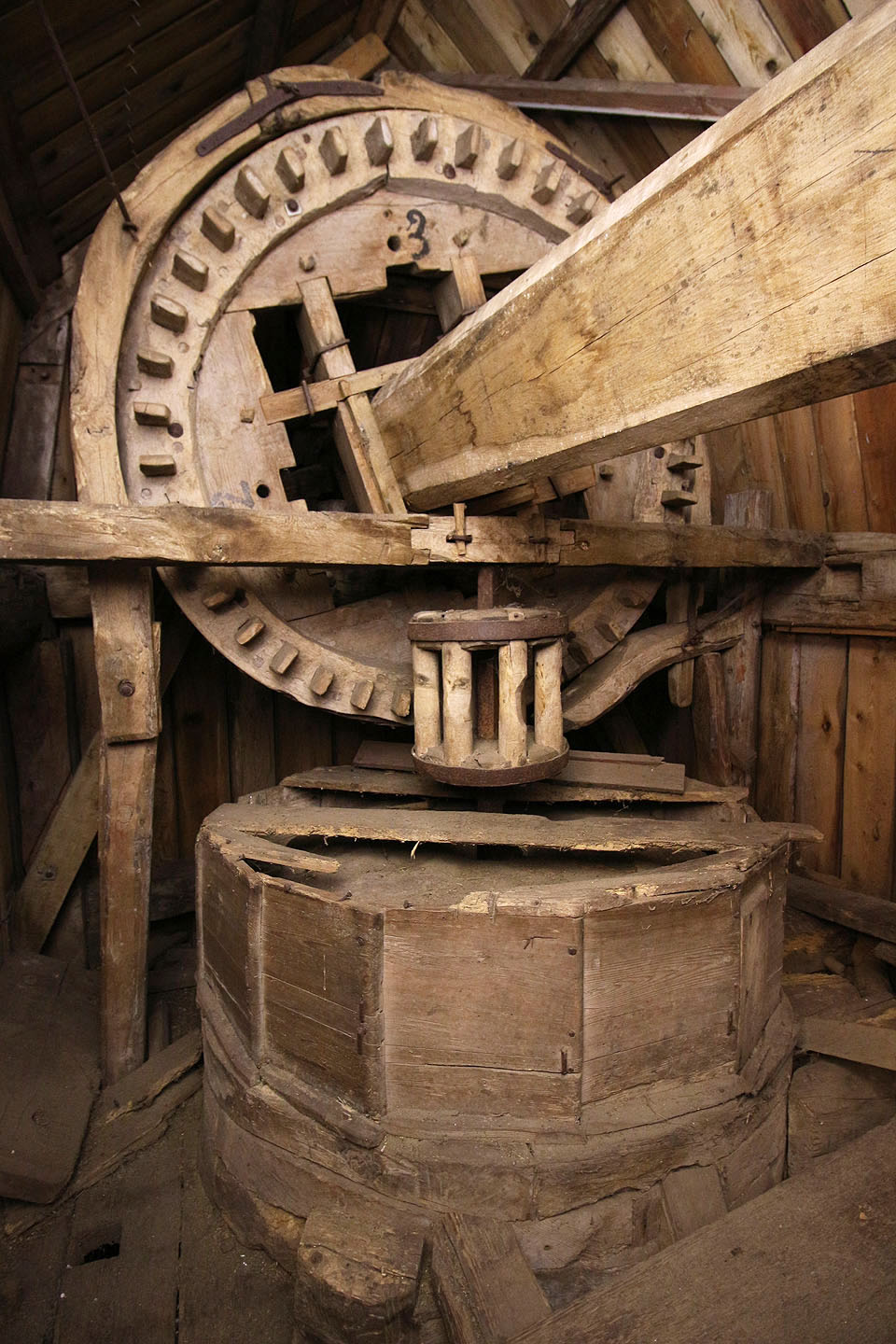 Mlýnské složeníé je dokonale zachované. Na mohutném valu se seseknutými hranami je nasazeno dřevěné palečnicové kolo, přenášející enerčgii větru na céví spojené s běhounem. Jeho středem se vsypávalo melivo, tedy buď obilí nebo prvotně nahrubo namletá mouka.