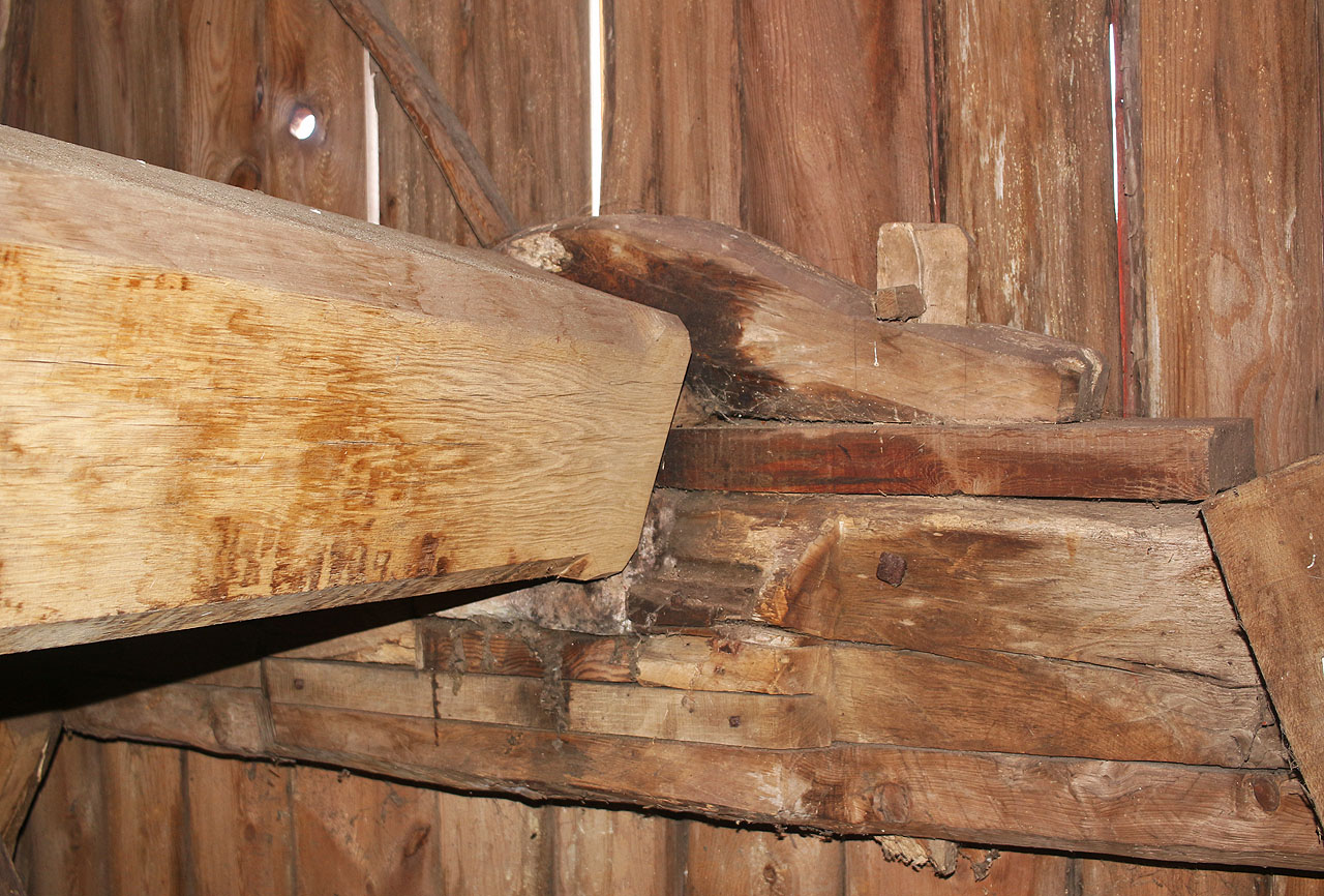 Val je na protější straně upevněn v kluzném ložisku. Tady se zřejmě dřív také nacházelo brzdící zařízení, kterým bylo možné regulovat výkon mlýna.