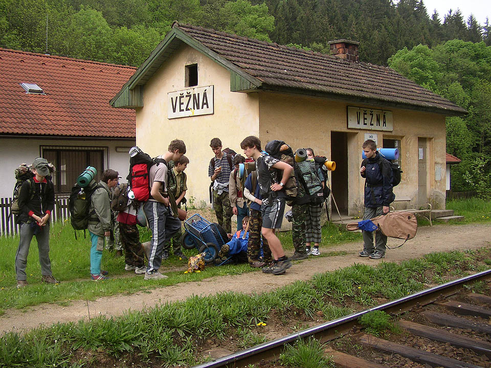 V roce 2004 byla již zastávka Věžná neobsazená, ale ještě se starou černobílou cedulí.