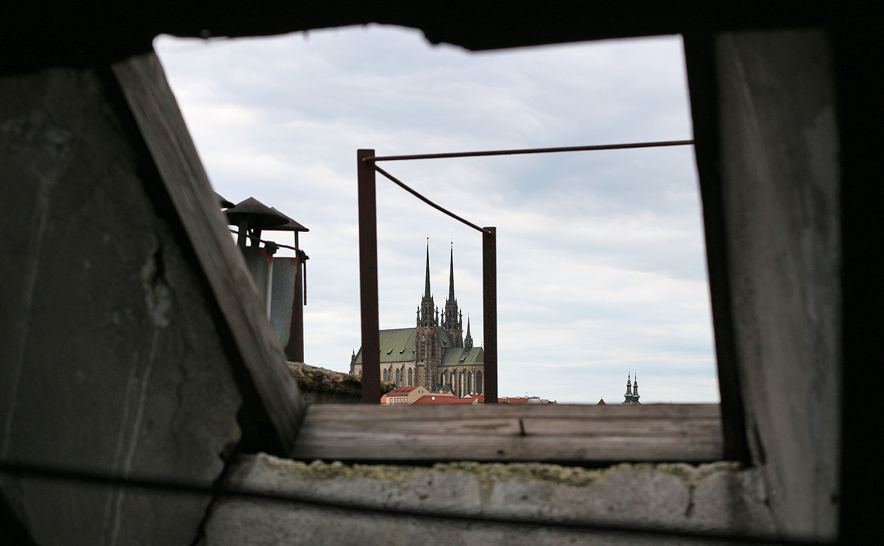 Hodnocení polohy domu osciluje mezi excelentní, na dosah centra a s výhledem na Petrov, a zoufalouz u šestiproudé výpadovky a rušného autobusového nádraží.
