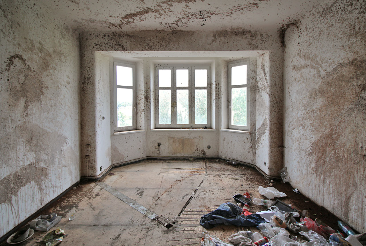 Občasný pobyt narkomanů a vandalů všeho druhu ovšem vedl k nepříjemným újmám na stavu domu. V extrémním případě to místy dopadlo i takto.