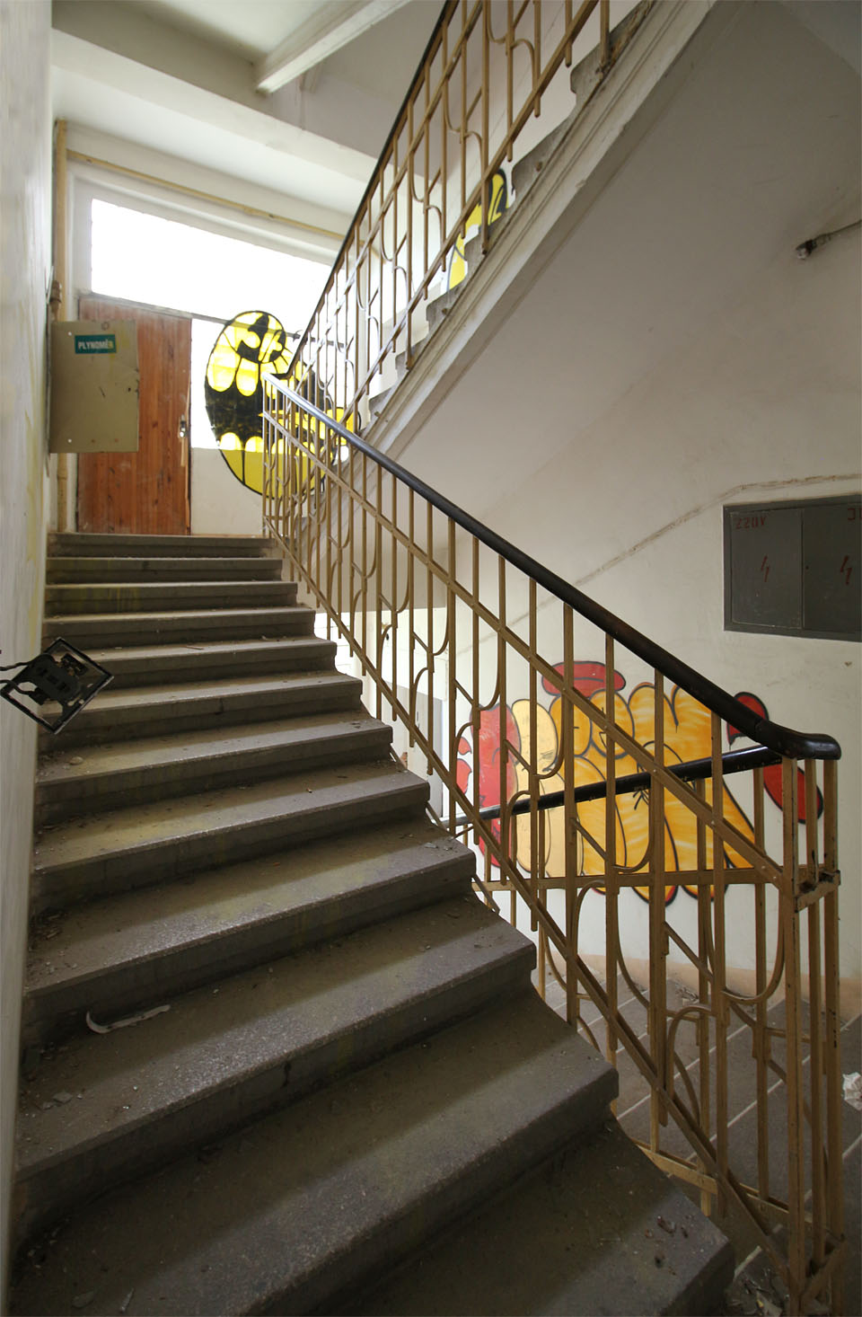 Druhé schodiště po zásahu vandalů. Nakonec bylo tak posprejované, že ho museli zbourat.