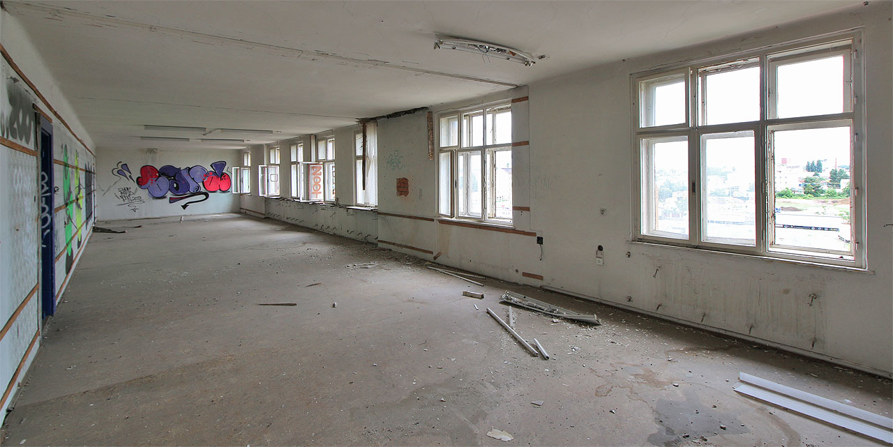 Velký sál, který zřejmě sloužil jako jídelna, s výhledem na Opuštěnou ulici.