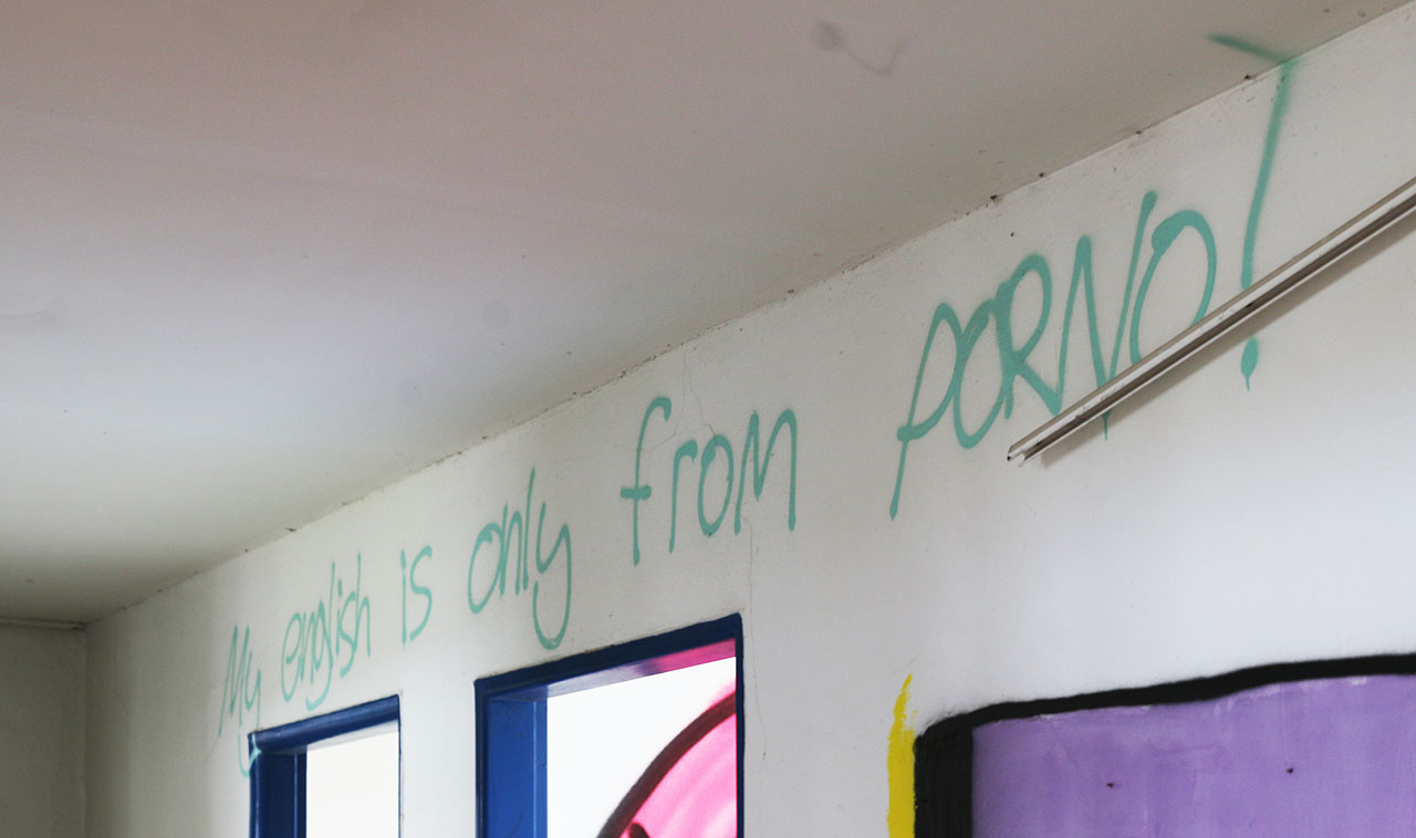 Tento student angličtiny nedával zřejmě při sledování pozor. Nenaučil se správně ani to jediné klíčové slovo.