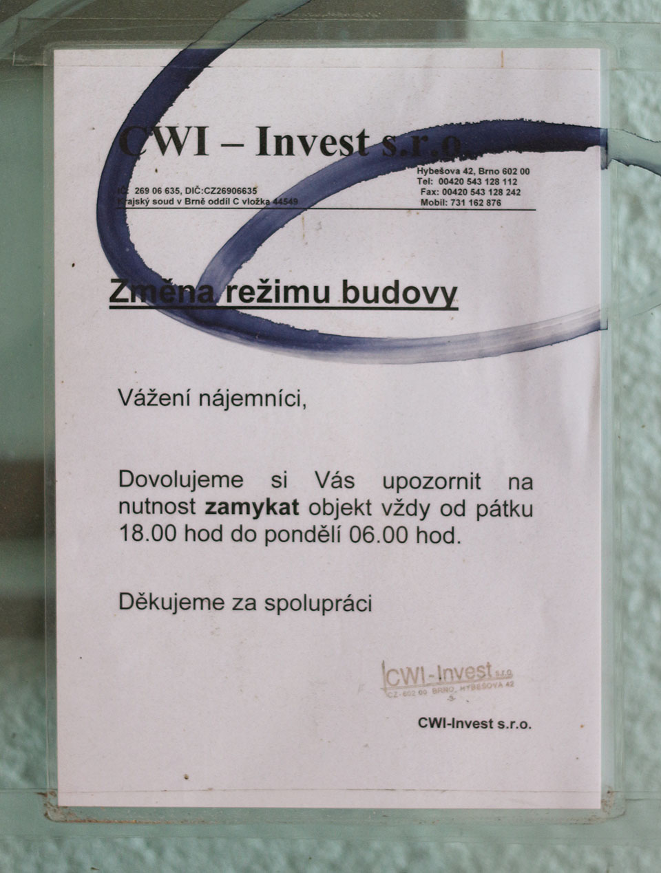 Oznámení z doby, kdy se GW Invest ještě jmenoval CWI-Invest. Budova pořed rokem 2016 sloužila nejrůznějším nájemníkům pro podnikání i bydlení.