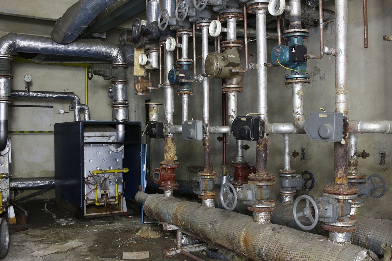 Kotelna v budově nepatřila k nejjednodušším. Vytápět celý rozsáhlý objekt, dalo zřejmě zabrat.