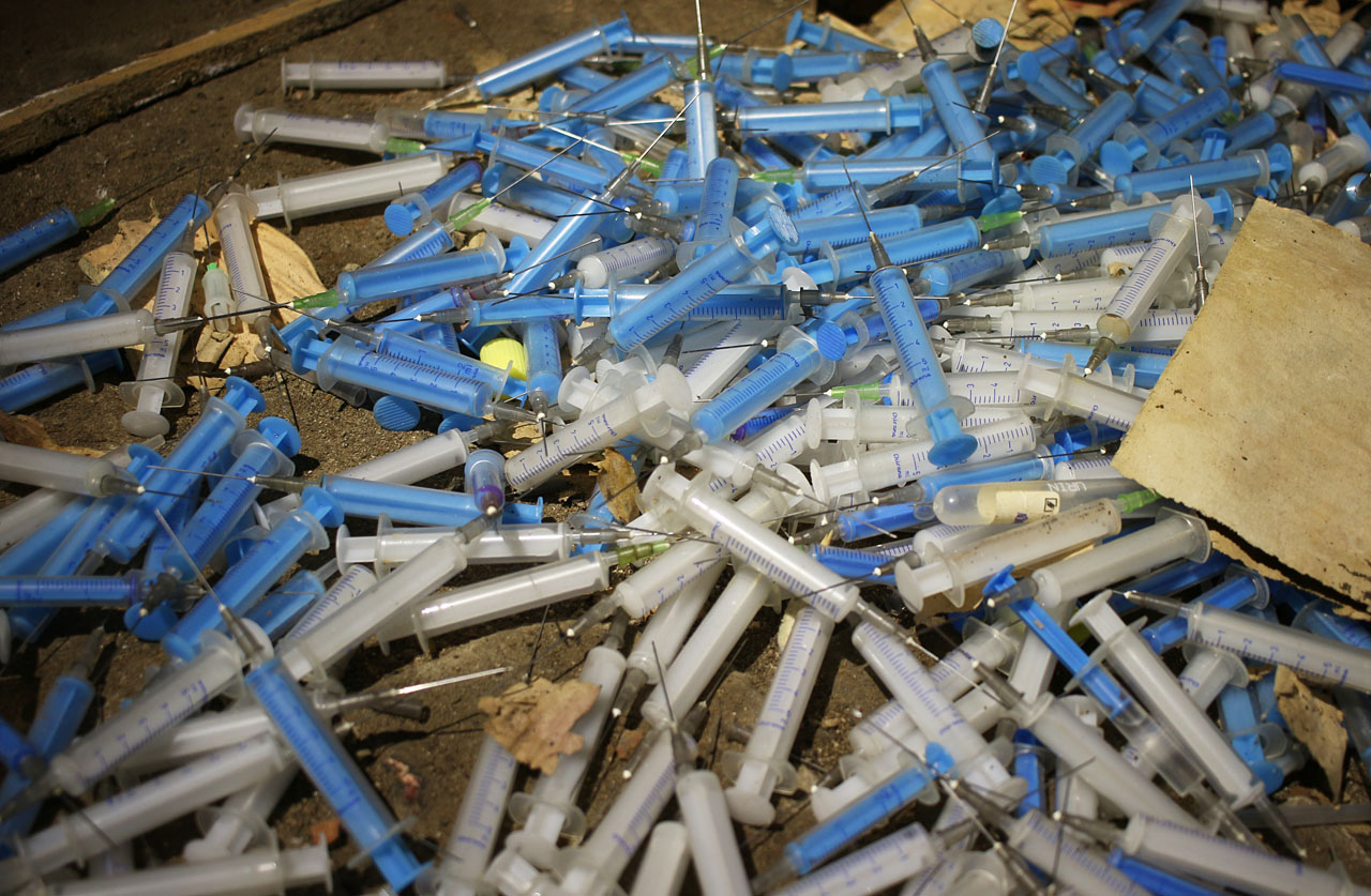 Poněkud záhadným pozůstatkem po předchozím působení firem v domě, byla hromada stříkaček s nasazenými jehlami ve sklepě.